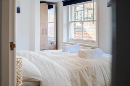 Modern 3 Bedroom and 2 Bathroom Apartment - image 14