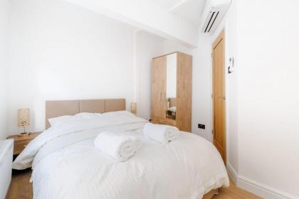 Modern 3 Bedroom and 2 Bathroom Apartment - image 15