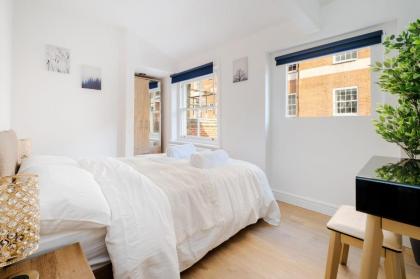 Modern 3 Bedroom and 2 Bathroom Apartment - image 16
