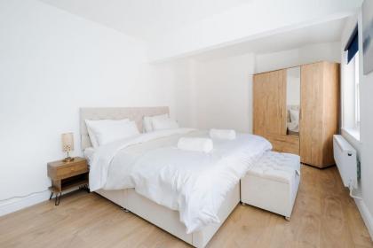 Modern 3 Bedroom and 2 Bathroom Apartment - image 17