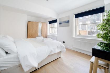 Modern 3 Bedroom and 2 Bathroom Apartment - image 18