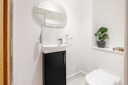 Modern 3 Bedroom and 2 Bathroom Apartment - image 19
