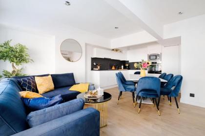 Modern 3 Bedroom and 2 Bathroom Apartment - image 2