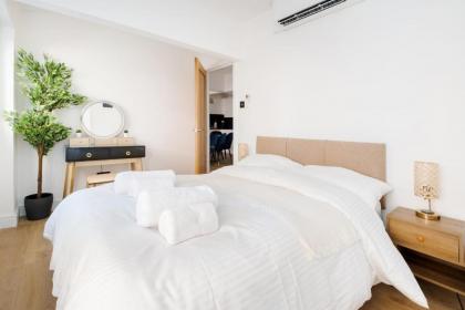 Modern 3 Bedroom and 2 Bathroom Apartment - image 20