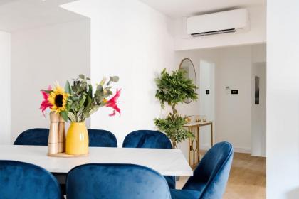 Modern 3 Bedroom and 2 Bathroom Apartment - image 5