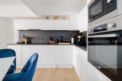 Modern 3 Bedroom and 2 Bathroom Apartment - image 7