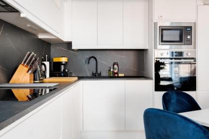 Modern 3 Bedroom and 2 Bathroom Apartment - image 8