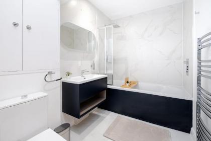Modern 3 Bedroom and 2 Bathroom Apartment - image 9