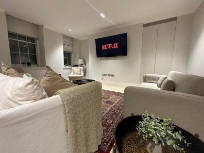 Chic Covent Garden Apartment By Sloanes Group