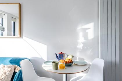 Chic 1 Bed apt in Kings Cross by City Apartments UK Short Lets Services Acommodation - image 14