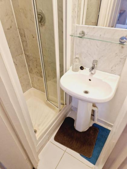 Bright Studio Top Floor Near Paddington F20 - image 3