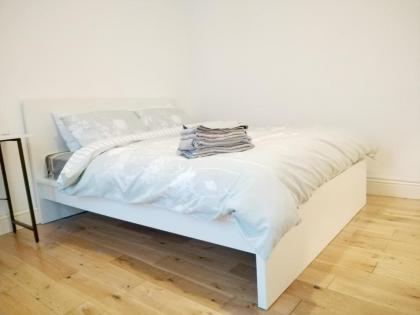 Cosy Rooms near Canary Wharf & the O2 - image 13