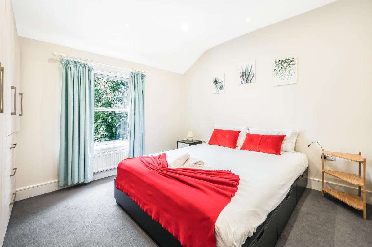 Pass the Keys Cosy Elegant Shepherds Bush Flat - main image