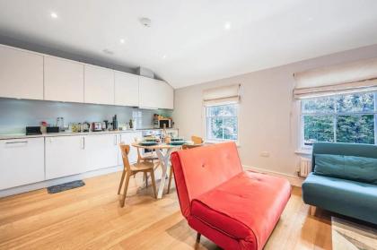 Pass the Keys Cosy Elegant Shepherds Bush Flat - image 12
