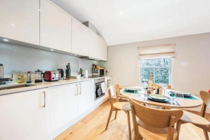Pass the Keys Cosy Elegant Shepherds Bush Flat - image 13