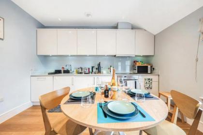 Pass the Keys Cosy Elegant Shepherds Bush Flat - image 14