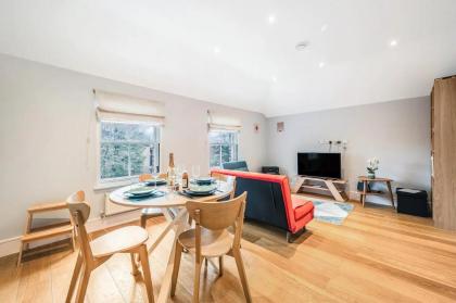 Pass the Keys Cosy Elegant Shepherds Bush Flat - image 15