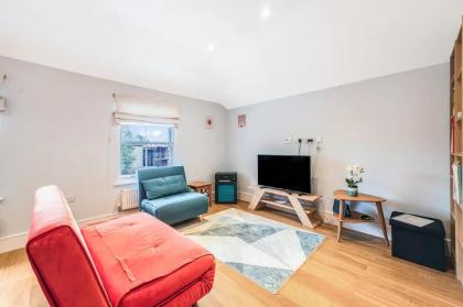 Pass the Keys Cosy Elegant Shepherds Bush Flat - image 16