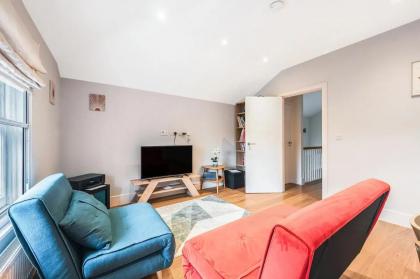 Pass the Keys Cosy Elegant Shepherds Bush Flat - image 17
