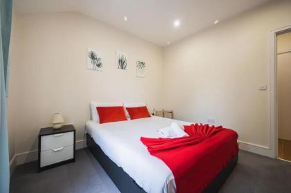 Pass the Keys Cosy Elegant Shepherds Bush Flat - image 18