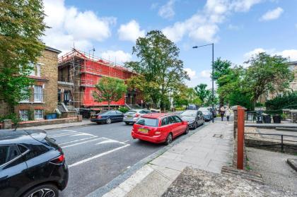 Pass the Keys Cosy Elegant Shepherds Bush Flat - image 2