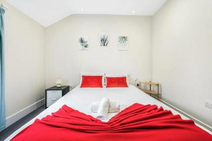 Pass the Keys Cosy Elegant Shepherds Bush Flat - image 20