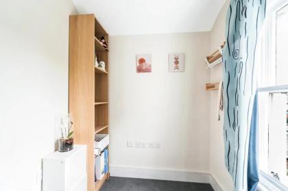 Pass the Keys Cosy Elegant Shepherds Bush Flat - image 22