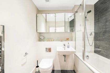 Pass the Keys Cosy Elegant Shepherds Bush Flat - image 23