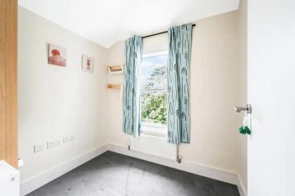 Pass the Keys Cosy Elegant Shepherds Bush Flat - image 24