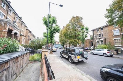 Pass the Keys Cosy Elegant Shepherds Bush Flat - image 27