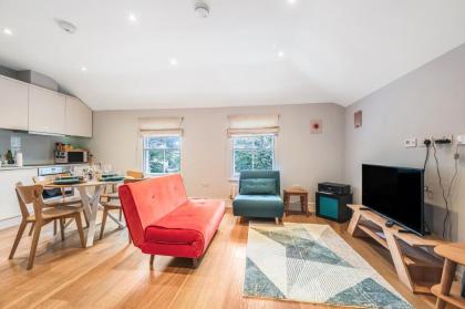 Pass the Keys Cosy Elegant Shepherds Bush Flat - image 3