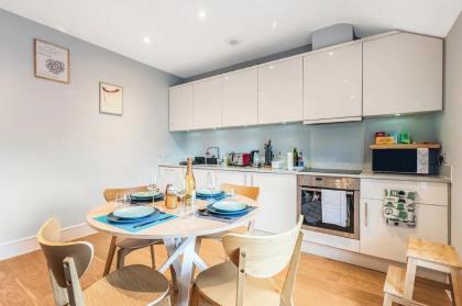 Pass the Keys Cosy Elegant Shepherds Bush Flat - image 6