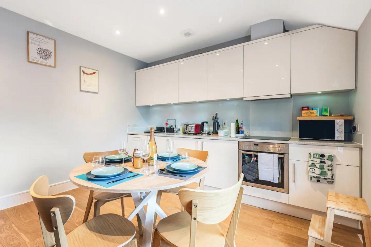 Pass the Keys Cosy Elegant Shepherds Bush Flat - image 6