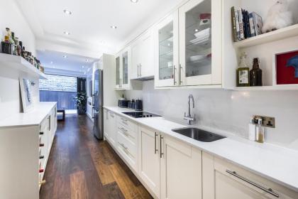 Kensington Luxurious Three Bedroom Apartment London