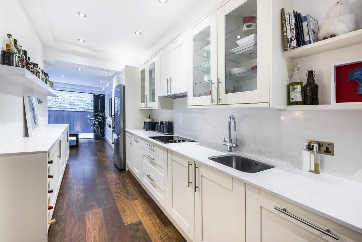Kensington Luxurious Three Bedroom Apartment - main image