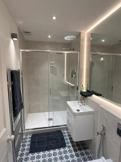 Contemporary 2BD Flat - 1 Min to Pimlico Station! - image 2
