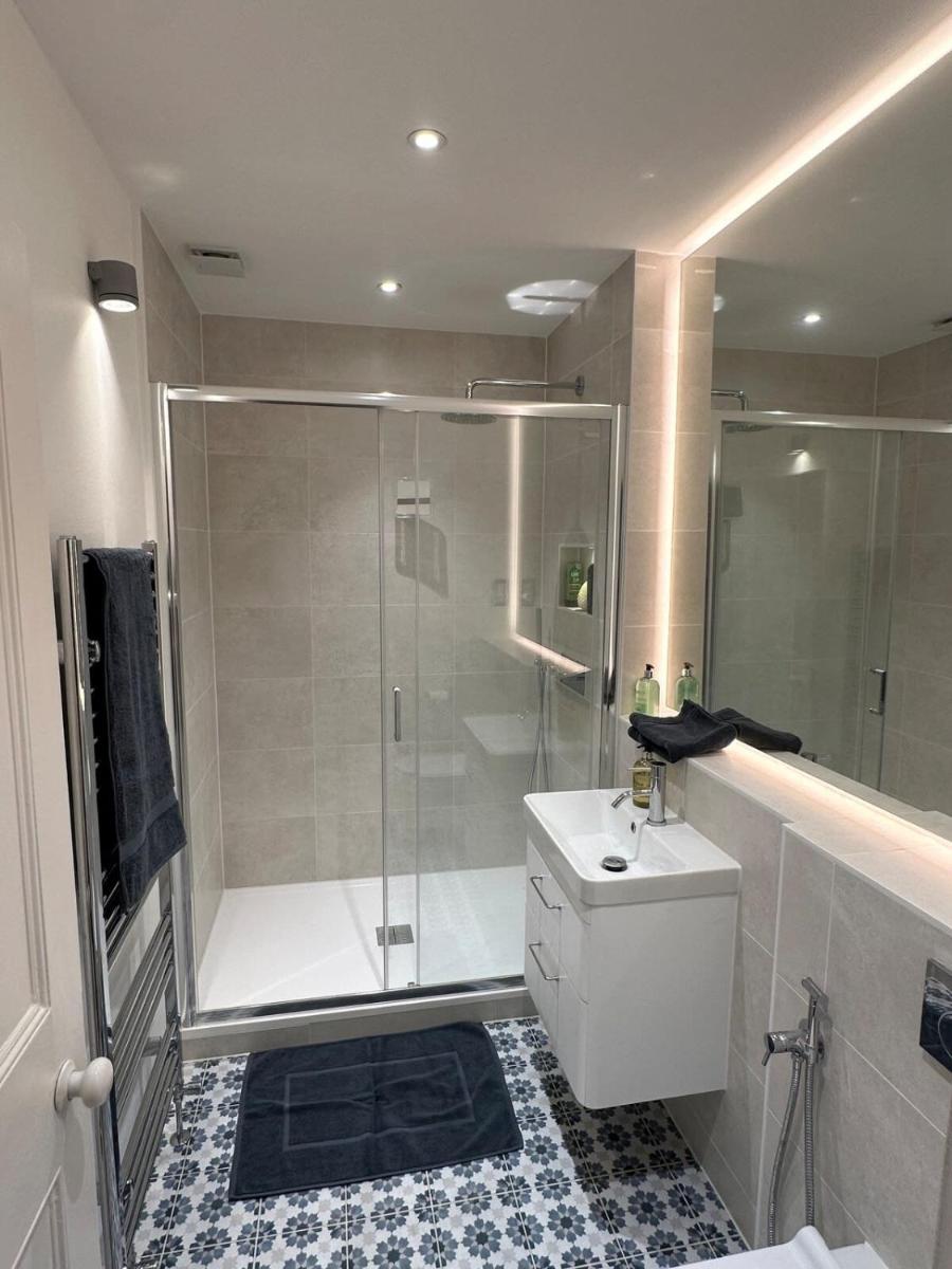Contemporary 2BD Flat - 1 Min to Pimlico Station! - image 2