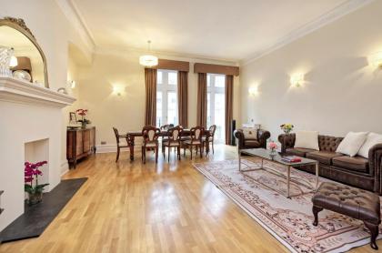 Historic Whitehall flat in SW1 by UnderTheDoormat