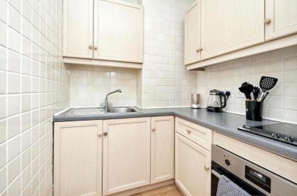 Historic Whitehall flat in SW1 by UnderTheDoormat - image 10