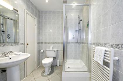 Historic Whitehall flat in SW1 by UnderTheDoormat - image 14