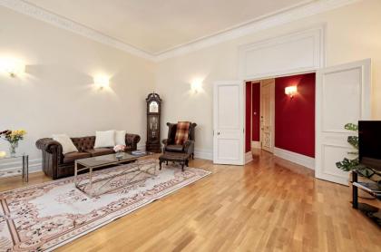 Historic Whitehall flat in SW1 by UnderTheDoormat - image 4