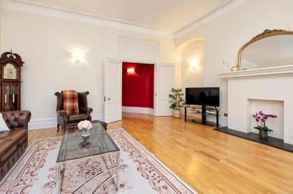 Historic Whitehall flat in SW1 by UnderTheDoormat - image 5