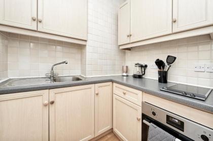 Historic Whitehall flat in SW1 by UnderTheDoormat - image 9