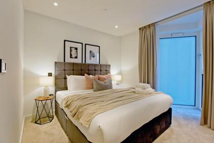 Fabulous Westfield 2 bed - image 8