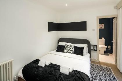 Superb Retreat Central Next Tube - image 21