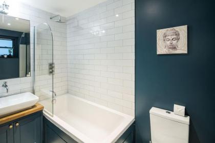 Superb Retreat Central Next Tube - image 29