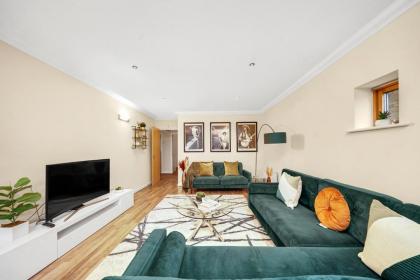2 Bedroom Riverside Apartment near Canary Wharf!