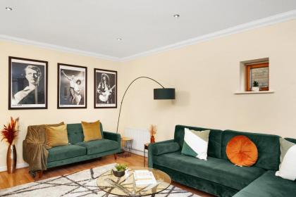2 Bedroom Riverside Apartment near Canary Wharf! - image 10