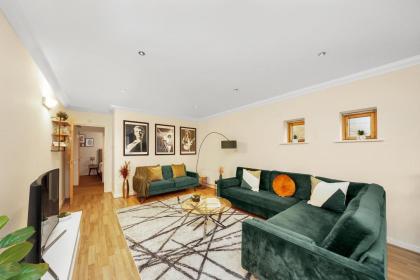 2 Bedroom Riverside Apartment near Canary Wharf! - image 11