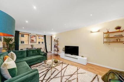 2 Bedroom Riverside Apartment near Canary Wharf! - image 12